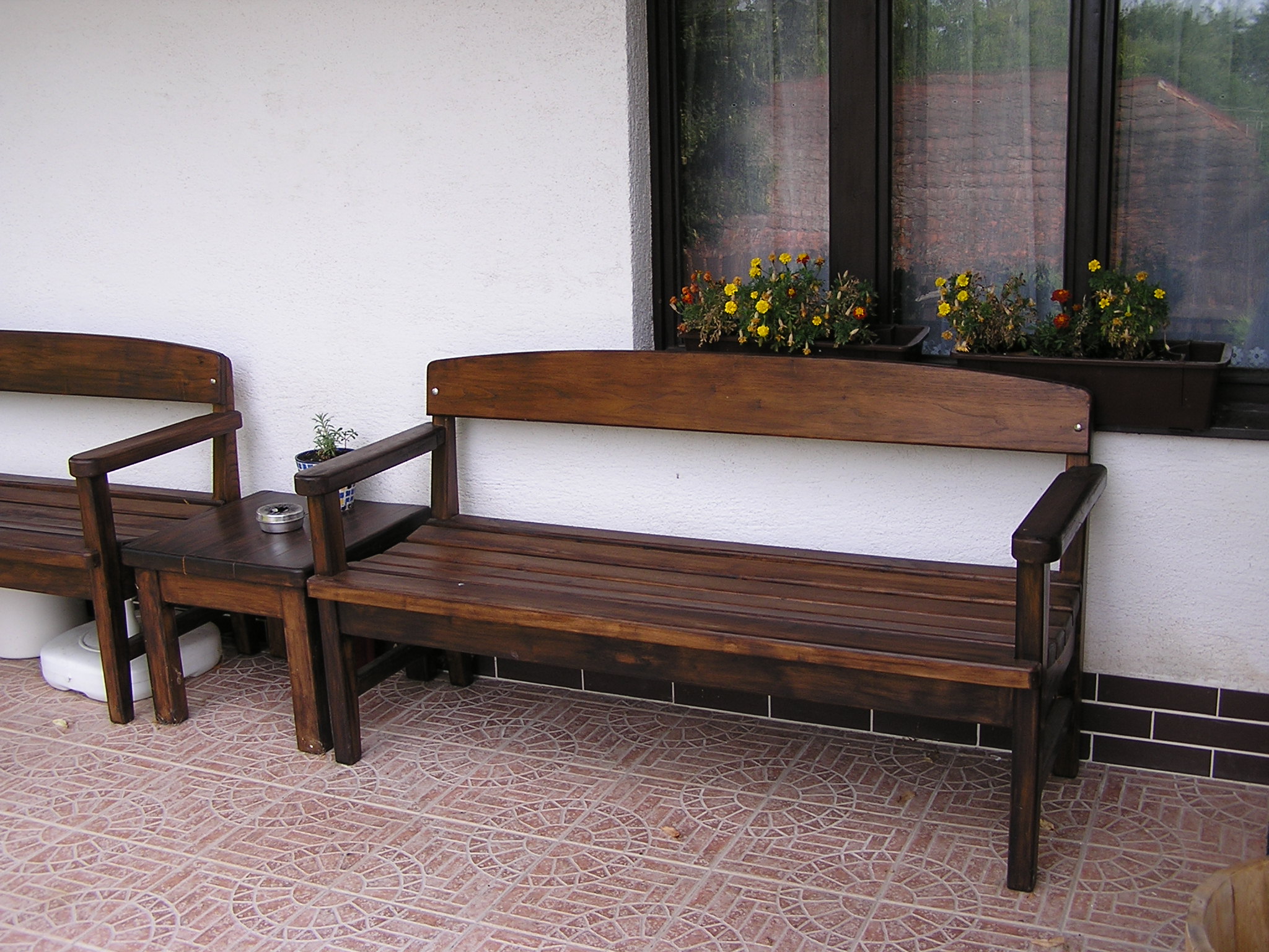 Fotka zobrazuje lavice so stolčekom na priedomí.